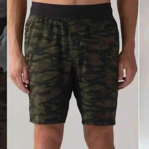 Men’s Lululemon T.H.E short in green camo in size small
